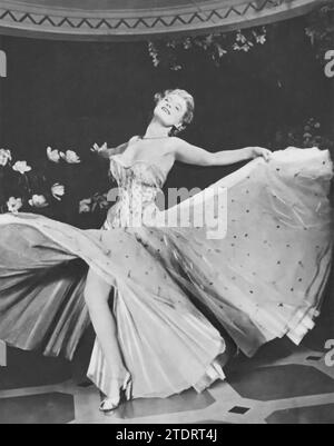 Anna Neagle spielt die Rolle der Judy in „Spring in Park Lane“ (1948), einer beliebten britischen Romantik-Komödie. In dem Film ist Neagels Figur Judy eine wohlhabende und raffinierte junge Frau, die sich unerwartet in ihren Fußmann verliebt, gespielt von Michael Wilding. Ihre Darstellung von Judy verbindet Eleganz und Witz und trägt so zum Charme und Erfolg des Films bei. „Spring in Park Lane“ wurde zu einem der Top-Kassenschlager seiner Zeit in Großbritannien, vor allem wegen Neagels wunderbarer Performance und ihrer Chemie mit Wilding. Stockfoto