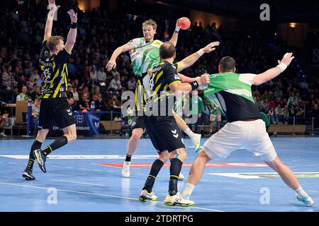 Berlin, Deutschland. Dezember 2023. Mathias Gidsel (Fuechse Berlin #19) beim Torwurf, GER, Fuechse Berlin vs. TVB Stuttgart, Handball, 1.Bundesliga Herren, 18. Spieltag, Saison 2023/24, 19.12.2023 Foto: Eibner-Pressefoto/ Claudius Rauch Credit: dpa/Alamy Live News Stockfoto