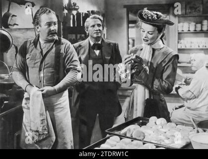 Katharine Hepburn, Edgar Buchanan und Spencer Tracy spielen die Hauptrollen in dem Film Sea of Grass (1947). Das westliche Drama unter der Regie von Elia Kazan erforscht die Konflikte und Herausforderungen des Lebens im amerikanischen Westen. Hepburn und Tracy schildern in ihren Rollen die Komplexität einer unruhigen Ehe vor dem Hintergrund des New Mexico Graslands. Buchanans Performance fügt der Geschichte eine weitere Ebene hinzu, in der Themen wie Landschutz, Familiendynamik und die sich verändernde amerikanische Grenze behandelt werden. Bemerkenswert für seine Darstellung von Umwelt- und persönlichen Kämpfen während einer entscheidenden Zeit in der amerikanischen Geschichte. Stockfoto