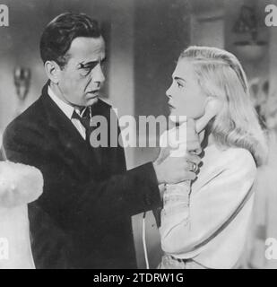 Humphrey Bogart und Lizabeth Scott spielen die Hauptrollen in dem Film noir Dead Reckoning (1947). In diesem packenden Thriller spielt Bogart einen Kriegsveteranen, der in die kriminelle Unterwelt eintaucht, um die Wahrheit hinter dem mysteriösen Tod seines Freundes aufzudecken. Scott porträtiert eine Femme fatale und fügt der Handlung Intrigen und Komplexität hinzu. Der Film ist bekannt für seine dunkle Atmosphäre, scharfe Dialoge und die starke Chemie zwischen Bogart und Scott, die „Dead Reckoning“ zu einem klassischen Beispiel für das Genre des Films Noir macht. Stockfoto