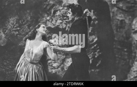 Maxwell Reed und Patricia Roc spielen die Hauptrollen in dem Film The Brothers (1947). Dieses Drama spielt in den schottischen Highlands und erzählt eine Geschichte von Rivalität und Romantik. Reed und Roc erwecken den zentralen Konflikt der Geschichte zum Leben, der sich um Familienfehden und verbotene Liebe dreht. Der Film ist bekannt für seine atmosphärische Umgebung und die fesselnde Darstellung seiner Charaktere, die das Wesen der rauen Landschaft und die intensiven Emotionen einfangen, die die Erzählung antreiben. Stockfoto