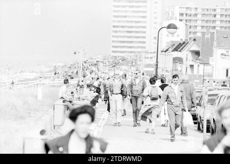 Geschäftiger Strand Zandvoort, geschäftig, Strand und Strände, Zandvoort, Zandvoort, 25-03-1989, Whizgle News aus der Vergangenheit, zugeschnitten auf die Zukunft. Erkunden Sie historische Geschichten, das Image der niederländischen Agentur aus einer modernen Perspektive, die die Lücke zwischen den Ereignissen von gestern und den Erkenntnissen von morgen überbrückt. Eine zeitlose Reise, die die Geschichten prägt, die unsere Zukunft prägen Stockfoto