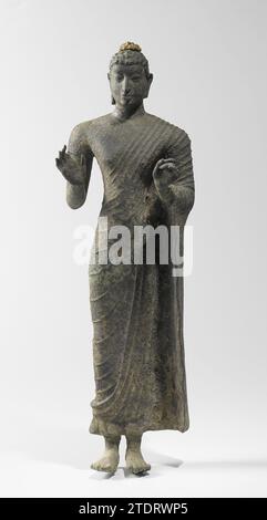 Stehender Buddha, ca. 700 - ca. 800 Buddha, rechter Fuß wurde gemacht, rechte Hand in Abhaya-Mudra, linke in Witarka-Mudra. Das Bild besteht aus Bronze für einen zementähnlichen Kern. Ost-Java-Bronze (Metall). Gold (Metall) Buddha, der rechte Fuß wurde gemacht, die rechte Hand in Abhaya-Mudra, die linke in Witarka-Mudra. Das Bild besteht aus Bronze für einen zementähnlichen Kern. Ost-Java-Bronze (Metall). Gold (Metall) Stockfoto