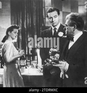 Bette Davis, Paul Henreid und Claude Rains spielen die Hauptrollen in dem dramatischen Film „Deception“ (1946). Dieser intensive psychologische Thriller unter der Regie von Irving Rapper dreht sich um ein Liebesdreieck mit einem Musiklehrer, gespielt von Davis, ihrem Cellisten Ehemann, dargestellt von Henreid, und ihrem ehemaligen Liebhaber, einem manipulativen Komponisten, gespielt von Rains. Der Film ist bekannt für seine komplizierte Handlung, voller Leidenschaft, Eifersucht und Verrat, und wird durch die starken Darbietungen seiner Hauptdarsteller, insbesondere Davis, hervorgehoben, die Tiefe und Komplexität in ihre Rolle bringt. Stockfoto