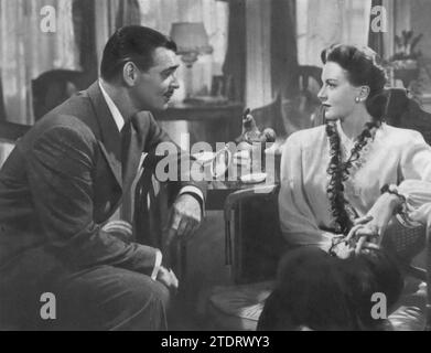 Deborah Kerr und Clark Gable spielen die Hauptrollen in dem Film The Hucksters (1947). In diesem Drama, das in der Zeit nach dem Zweiten Weltkrieg spielt, spielt Gable einen klugen Werbemanager, während Kerr eine Kriegswitwe darstellt. Der Film erforscht die oft abgeschnittene Welt der Werbung und die moralischen Dilemmas, denen sich die Menschen in ihr gegenübersehen. Kerr und Gable verleihen ihren Charakteren Tiefe und heben die Komplexität persönlicher und beruflicher Integrität in einer sich schnell verändernden Welt hervor. „The Hucksters“ ist bekannt für seinen einfühlsamen Einblick in die Werbebranche und die überzeugende Chemie zwischen den führenden Akteuren. Stockfoto