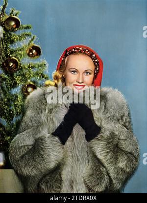 Virginia Mayo, geboren am 30. November 1920 und verstarb am 17. Januar 2005, war eine renommierte amerikanische Schauspielerin, die für ihre Rolle in dem Film „die besten Jahre unseres Lebens“ (1946) gefeiert wurde. In diesem klassischen Nachkriegsdrama spielt Mayo Marie Derry, eine Figur, deren Ehe durch die Rückkehr ihres alten Ehemanns belastet wird. Ihre Leistung im Film zeigte ihre Fähigkeit, komplexe emotionale Rollen zu meistern, was zu ihrem Ruf als vielseitige und talentierte Schauspielerin im Goldenen Zeitalter Hollywoods beitrug. Stockfoto