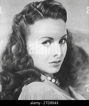 Jeanne Crain, geboren am 25. Mai 1925 und verstorben am 14. Dezember 2003, war eine US-amerikanische Schauspielerin, die vor allem für ihre Rolle in dem Film Margie (1946) bekannt war. In dieser nostalgischen und charmanten musikalischen Komödie porträtierte Crain die Titelfigur, ein Highschool-Mädchen in den 1920er Jahren, das sich mit den Prüfungen und Trübsal der Adoleszenz beschäftigte. Ihre Leistung in „Margie“, die durch Wärme und Lebendigkeit geprägt ist, zeigte Crain, wie sie das Wesen ihrer Figur einfangen konnte, was den Film zu einem beliebten Klassiker machte und ihren Status als talentierte Schauspielerin im Goldenen Zeitalter Hollywoods festigte. Stockfoto