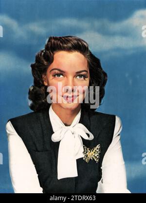 Kathryn Grayson (* 9. Februar 1922, gestorben am 17. Februar 2010), eine gefeierte Schauspielerin und Sopranistin, spielte in Musikfilmen wie Till the Clouds Roll By (1946) und IT Happened in Brooklyn (1947). In „Till the Clouds Roll By“ stellt Grayson elegant die Rolle der Magnolia Hawks in der Jerome Kern Biopic dar und verzaubert das Publikum mit ihrem Gesangsvermögen. „IT Happened in Brooklyn“ zeigt sie als Anne Fielding, wo ihre charmante Performance und ihr musikalisches Talent ihren Status als beliebter Star der klassischen Hollywood-Zeit weiter festigen. Stockfoto