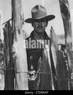 Henry Fonda (* 16. Mai 1905, gestorben am 12. August 1982) spielte eine denkwürdige Aufführung in dem Western-Klassiker My Darling Clementine (1946). Unter der Regie von John Ford ist der Film eine Nacherzählung der Ereignisse, die zu dem Schusskampf im O.K. Corral führten. Fondas Darstellung von Wyatt Earp ist bekannt für seine Tiefe und Subtilität, was maßgeblich zum Status des Films als einer der großen Westler des amerikanischen Kinos beiträgt. Stockfoto