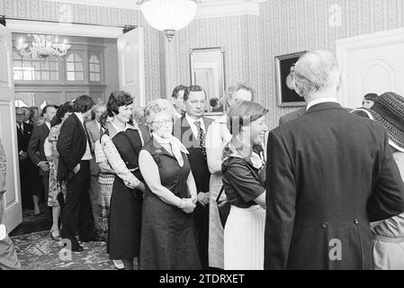 Abschied Bürgermeister Nawijn Juwel. Zandvoort, Bürgermeister, 30-06-1977, Whizgle News aus der Vergangenheit, zugeschnitten auf die Zukunft. Erkunden Sie historische Geschichten, das Image der niederländischen Agentur aus einer modernen Perspektive, die die Lücke zwischen den Ereignissen von gestern und den Erkenntnissen von morgen überbrückt. Eine zeitlose Reise, die die Geschichten prägt, die unsere Zukunft prägen Stockfoto