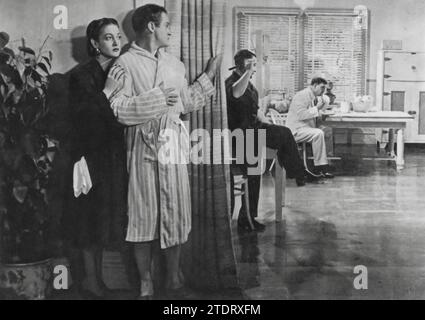Bob Hope, Dorothy Lamour, Peter Lorre und Lon Chaney Jr. spielen in der Komödie My Favorite Brunette (1947). Dieser Film ist eine entzückende Parodie auf das Genre des Films Noir Detective, in dem Hope einen Babyfotografen spielt, der davon träumt, ein Privatdetektiv zu sein. Als er sich für einen echten Detektiv hält, findet er sich in ein komödiantisches Geheimnis mit Lamours Charakter verwickelt. Stockfoto