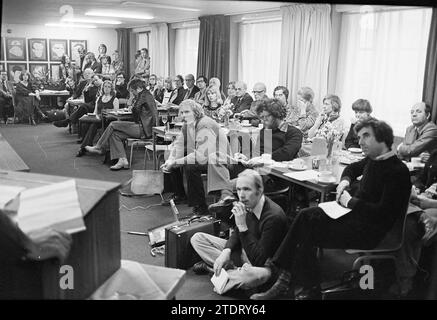 Präsentation des Buches „Help we are Developed“ The Hague Nieuwspoort, Spectrum, 14-03-1978, Whizgle News from the Past, Tailored for the Future. Erkunden Sie historische Geschichten, das Image der niederländischen Agentur aus einer modernen Perspektive, die die Lücke zwischen den Ereignissen von gestern und den Erkenntnissen von morgen überbrückt. Eine zeitlose Reise, die die Geschichten prägt, die unsere Zukunft prägen Stockfoto