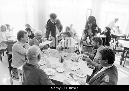 Spanische Woche in der NAM Velsen-Noord Kantine, N.A.M., Velsen-Noord, 25-09-1987, Whizgle News from the Past, maßgeschneidert für die Zukunft. Erkunden Sie historische Geschichten, das Image der niederländischen Agentur aus einer modernen Perspektive, die die Lücke zwischen den Ereignissen von gestern und den Erkenntnissen von morgen überbrückt. Eine zeitlose Reise, die die Geschichten prägt, die unsere Zukunft prägen Stockfoto