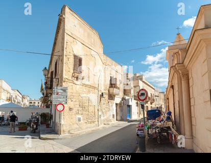 Favignana, Trapani, Italien - 22. September 2016: Städtische Straße mit typischen mediterranen Häusern auf der Insel Favignana in Sizilien. Stockfoto