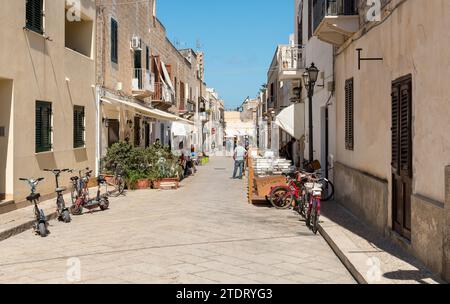 Favignana, Trapani, Italien - 22. September 2016: Städtische Straße mit typischen mediterranen Häusern auf der Insel Favignana in Sizilien. Stockfoto