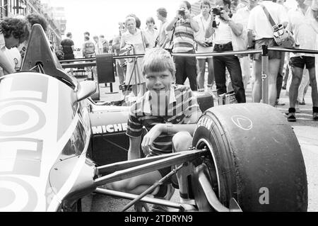 Rob Engering's Wish for Children on the Circuit, Circuit Zandvoort, Grand Prix, Children, Kid, Kinderheime, Kinderparty, Kinder, Zandvoort, 24-08-1984, Whizgle News aus der Vergangenheit, zugeschnitten auf die Zukunft. Erkunden Sie historische Geschichten, das Image der niederländischen Agentur aus einer modernen Perspektive, die die Lücke zwischen den Ereignissen von gestern und den Erkenntnissen von morgen überbrückt. Eine zeitlose Reise, die die Geschichten prägt, die unsere Zukunft prägen Stockfoto