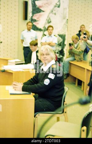 Foto vor Gericht im Zusammenhang mit dem Fall des Umwelt- und Tierrechtler Paul Watson, Gründer der Sea Shepherd Conservation Society, Haarlem, Niederlande, 25-05-1997, Whizgle News from the Past, Tailored for the Future. Erkunden Sie historische Geschichten, das Image der niederländischen Agentur aus einer modernen Perspektive, die die Lücke zwischen den Ereignissen von gestern und den Erkenntnissen von morgen überbrückt. Eine zeitlose Reise, die die Geschichten prägt, die unsere Zukunft prägen Stockfoto