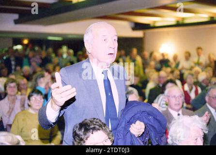 Treffen mit vielen älteren Menschen, wo auch PIM Fortuyn anwesend ist. Ältere Menschen protestieren gegen Fortuyn, 10-03-1994, Whizgle News aus der Vergangenheit, zugeschnitten auf die Zukunft. Erkunden Sie historische Geschichten, das Image der niederländischen Agentur aus einer modernen Perspektive, die die Lücke zwischen den Ereignissen von gestern und den Erkenntnissen von morgen überbrückt. Eine zeitlose Reise, die die Geschichten prägt, die unsere Zukunft prägen Stockfoto