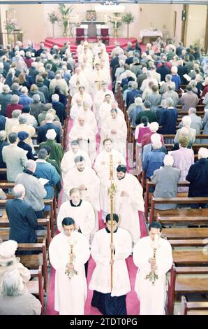 Ordination von vier Diakonen, Heiloo, Heiloo, 24-03-1999, Whizgle News aus der Vergangenheit, zugeschnitten auf die Zukunft. Erkunden Sie historische Geschichten, das Image der niederländischen Agentur aus einer modernen Perspektive, die die Lücke zwischen den Ereignissen von gestern und den Erkenntnissen von morgen überbrückt. Eine zeitlose Reise, die die Geschichten prägt, die unsere Zukunft prägen Stockfoto