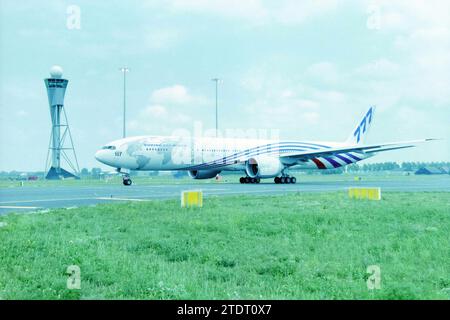 Neuer Kontrollturm, Schiphol, Schiphol, 22-06-2003, Whizgle News aus der Vergangenheit, zugeschnitten auf die Zukunft. Erkunden Sie historische Geschichten, das Image der niederländischen Agentur aus einer modernen Perspektive, die die Lücke zwischen den Ereignissen von gestern und den Erkenntnissen von morgen überbrückt. Eine zeitlose Reise, die die Geschichten prägt, die unsere Zukunft prägen Stockfoto