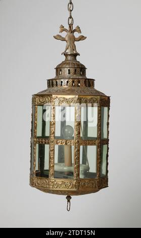 Laterne aus Messing mit grünem Glas, anonym, 1625–1675 das Objekt besteht hauptsächlich aus Kupferplatte und mehrteiligem Verbund aus einer zehnseitigen Laterne mit einer Kuppel in drei Abschnitten, einem gegossenen und vergoldeten Knopf mit Ring und zweimal zehn Fenstern aus grünem Glas. Die Laterne ist vollständig mit Stempelformen gestanzt Ornament versehen. Der Boden ist mit einem Dekor in ENTSETZLICHEN konzentrischen Feldern versehen. In der Mitte schuf JHS um ihn herum ein symmetrisches Ranking mit Blättern, Rosetten und Bündeln. Vervoglens eine Kante mit sechs runden und leicht konvexen Flächen, durchsetzt von symmetrisch schlanken Arbeiten und einer Rosette oder flo Stockfoto