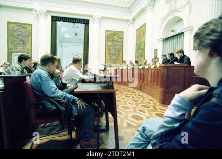 Studentenparlament, Haarlem, Niederlande, 03-02-1999, Whizgle News from the Past, maßgeschneidert für die Zukunft. Erkunden Sie historische Geschichten, das Image der niederländischen Agentur aus einer modernen Perspektive, die die Lücke zwischen den Ereignissen von gestern und den Erkenntnissen von morgen überbrückt. Eine zeitlose Reise, die die Geschichten prägt, die unsere Zukunft prägen Stockfoto