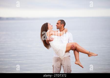 Leidenschaftliches Paar, das Spaß am Strand hat Stockfoto