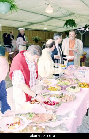 Leute bei einer festlichen Versammlung, mit einem laufenden Buffet, 00-00-1996, Whizgle News aus der Vergangenheit, zugeschnitten auf die Zukunft. Erkunden Sie historische Geschichten, das Image der niederländischen Agentur aus einer modernen Perspektive, die die Lücke zwischen den Ereignissen von gestern und den Erkenntnissen von morgen überbrückt. Eine zeitlose Reise, die die Geschichten prägt, die unsere Zukunft prägen Stockfoto