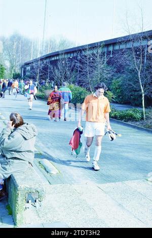 Hockeyspiel Bloemendaal-Amsterdam, 01-04-1995, Whizgle News from the Past, maßgeschneidert für die Zukunft. Erkunden Sie historische Geschichten, das Image der niederländischen Agentur aus einer modernen Perspektive, die die Lücke zwischen den Ereignissen von gestern und den Erkenntnissen von morgen überbrückt. Eine zeitlose Reise, die die Geschichten prägt, die unsere Zukunft prägen Stockfoto