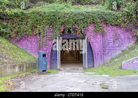 Violetter Eingang zum Grič-Tunnel (Tunel Grič), einem historischen Fußgängertunnel unter Grič in Zagreb, der als Luftschutzraum diente Stockfoto