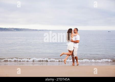 Leidenschaftliches Paar, das Spaß am Strand hat Stockfoto