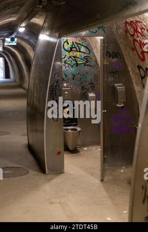 Edelstahltoiletten im Tunnel Grič (Tunel Grič), einem historischen Fußgängertunnel unter Grič in Zagreb, Kroatien, der als Luftschutzraum diente Stockfoto