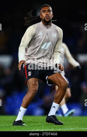 Liverpool, Großbritannien. Dezember 2023. Alex Iwobi aus Fulham wärmt sich vor dem Auftakt während des Viertelfinales des Everton FC gegen Fulham FC Carabao Cup im Goodison Park, Liverpool, England, Großbritannien am 19. Dezember 2023 Credit: Every Second Media/Alamy Live News Stockfoto