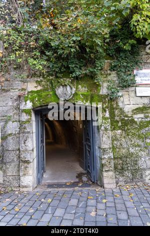 Eingang zur Mesnička Straße zum Tunnel (Tunel Grič), einem historischen Fußgängertunnel unter Grič in Zagreb, Kroatien, der als Luftschutzraum diente Stockfoto