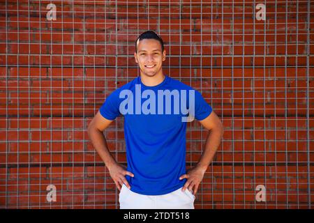 Sportlicher junger Mann posiert Stockfoto