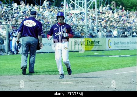 HHW Game Moment Japan - Netherlands, Haarlem [Haarlem Baseball Week], Haarlem, Niederlande, 05-08-2000, Whizgle News from the Past, Tailored for the Future. Erkunden Sie historische Geschichten, das Image der niederländischen Agentur aus einer modernen Perspektive, die die Lücke zwischen den Ereignissen von gestern und den Erkenntnissen von morgen überbrückt. Eine zeitlose Reise, die die Geschichten prägt, die unsere Zukunft prägen Stockfoto