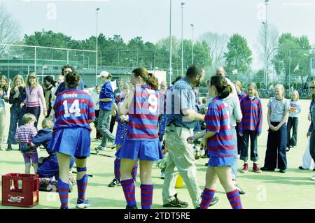 Hockey Ladies Haarlem Champion, 20.04.2002, Whizgle News aus der Vergangenheit, maßgeschneidert für die Zukunft. Erkunden Sie historische Geschichten, das Image der niederländischen Agentur aus einer modernen Perspektive, die die Lücke zwischen den Ereignissen von gestern und den Erkenntnissen von morgen überbrückt. Eine zeitlose Reise, die die Geschichten prägt, die unsere Zukunft prägen Stockfoto