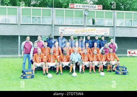 Mannschaftsfoto des Fußballvereins Ripperda, Haarlem, Niederlande, 11-09-2001, Whizgle News aus der Vergangenheit, zugeschnitten auf die Zukunft. Erkunden Sie historische Geschichten, das Image der niederländischen Agentur aus einer modernen Perspektive, die die Lücke zwischen den Ereignissen von gestern und den Erkenntnissen von morgen überbrückt. Eine zeitlose Reise, die die Geschichten prägt, die unsere Zukunft prägen Stockfoto