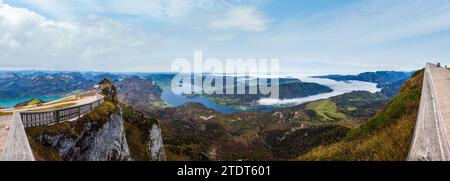 Malerische Herbstalpen Bergseen Blick vom Schafberg Aussichtspunkt, Salzkammergut, Oberösterreich. Schöne Reise, Wandern, saisonal und Natur bea Stockfoto