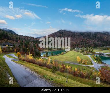 Alpine Isar und Isarbrucke Brücke Blick vom Sylvenstein Stausee damm, Bayern, Deutschland. Herbst bedeckt, neblig und Nieselregen Tag. Stockfoto