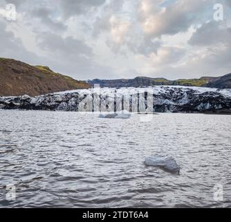 Solheimajokull malerischer Gletscher im Süden Islands. Die Zunge dieses Gletschers gleitet vom Vulkan Katla ab. Wunderschöne Gletscherlagune mit b Stockfoto