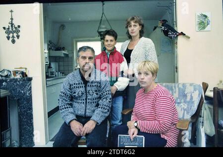 Italienische Familie Angelone + Marti, 10.02.1996, Whizgle News from the Past, maßgeschneidert für die Zukunft. Erkunden Sie historische Geschichten, das Image der niederländischen Agentur aus einer modernen Perspektive, die die Lücke zwischen den Ereignissen von gestern und den Erkenntnissen von morgen überbrückt. Eine zeitlose Reise, die die Geschichten prägt, die unsere Zukunft prägen Stockfoto