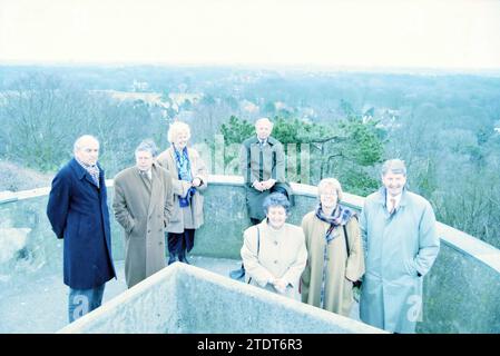 Sieben Bürgermeister der Region ganz links, Bürgermeister Jaap Pop von Haarlem, 2. Von links, Bürgermeister Jan van Houwelingen von Haarlemmermeer, 10-03-1996, Whizgle News aus der Vergangenheit, zugeschnitten auf die Zukunft. Erkunden Sie historische Geschichten, das Image der niederländischen Agentur aus einer modernen Perspektive, die die Lücke zwischen den Ereignissen von gestern und den Erkenntnissen von morgen überbrückt. Eine zeitlose Reise, die die Geschichten prägt, die unsere Zukunft prägen Stockfoto