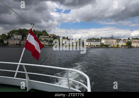 Schiff mit österreichischer Flagge auf dem Traunsee in Oberösterreich Stockfoto