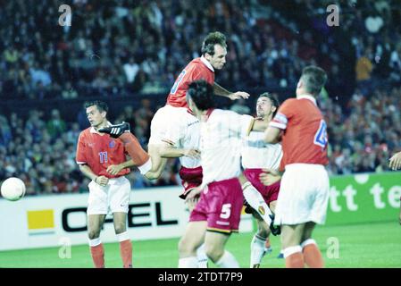 Titelduell während des Qualifikationsspiels für die Fußball-Weltmeisterschaft 1998. Die Niederlande spielen gegen Belgien im de Kuip in Rotterdam und gewinnen 3:1., Rotterdam, 06-09-1997, Whizgle News from the Past, Tailored for the Future. Erkunden Sie historische Geschichten, das Image der niederländischen Agentur aus einer modernen Perspektive, die die Lücke zwischen den Ereignissen von gestern und den Erkenntnissen von morgen überbrückt. Eine zeitlose Reise, die die Geschichten prägt, die unsere Zukunft prägen Stockfoto