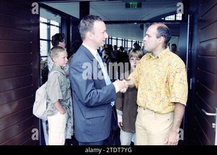 Abschied Rev. De Boer, Velserbroek, 26.06.1999, Whizgle News from the Past, maßgeschneidert für die Zukunft. Erkunden Sie historische Geschichten, das Image der niederländischen Agentur aus einer modernen Perspektive, die die Lücke zwischen den Ereignissen von gestern und den Erkenntnissen von morgen überbrückt. Eine zeitlose Reise, die die Geschichten prägt, die unsere Zukunft prägen Stockfoto