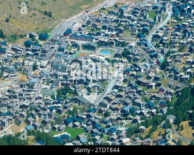 Zermatter Stadttal mit Panoramablick im Walliser Kanton Schweiz. Stockfoto