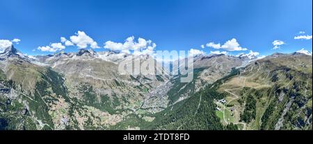 Zermatter Stadttal mit Panoramablick im Walliser Kanton Schweiz. Stockfoto