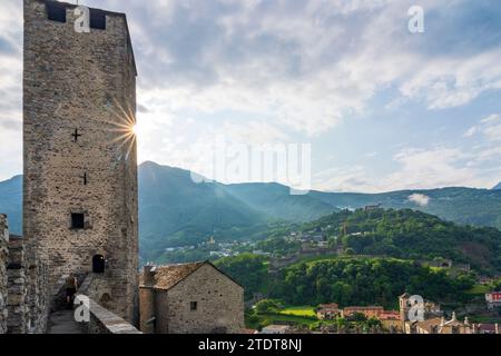 Bellinzona: Schloss Castelgrande, Blick auf Schloss Castello di Montebello und Schloss Castello di Sasso Corbaro in Bellinzona, Tessin, Schweiz Stockfoto