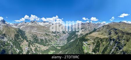 Zermatter Stadttal mit Panoramablick im Walliser Kanton Schweiz. Stockfoto